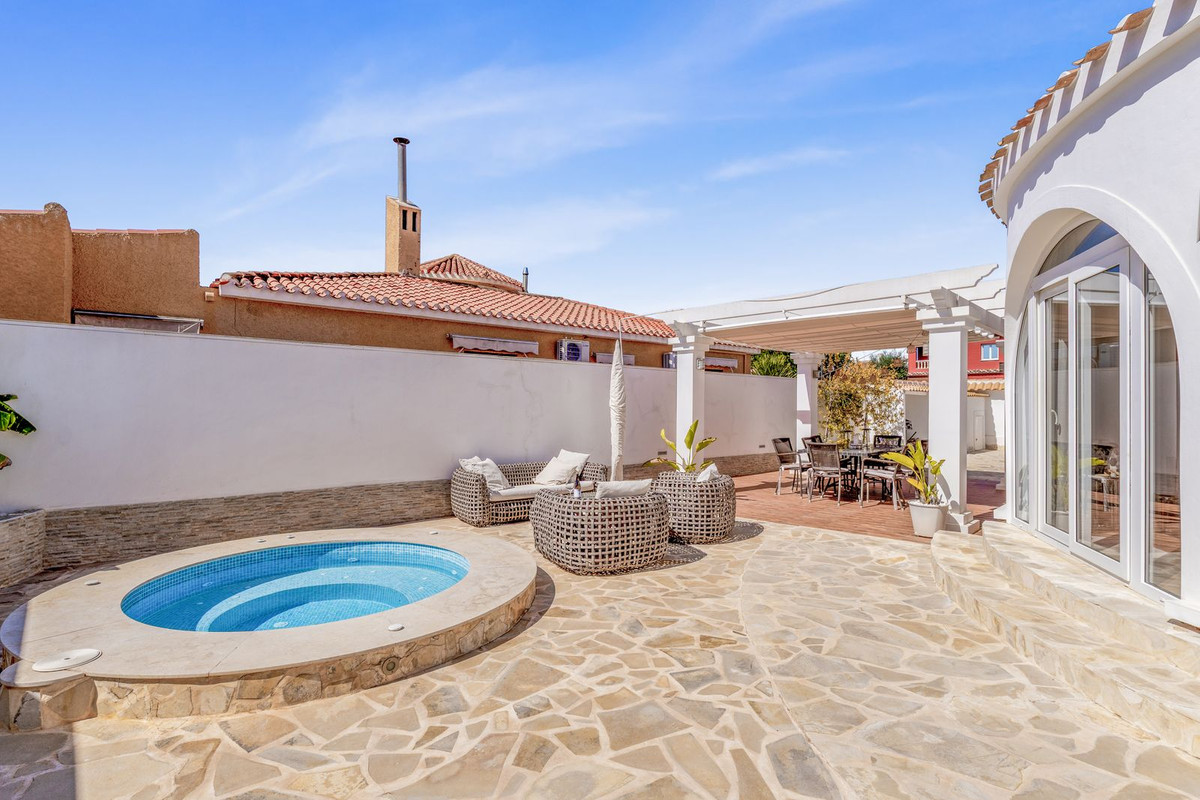 For sale - 5 Bedroom 2 Bathroom House - Detached Villa in Orihuela - La Florida  - Alicante