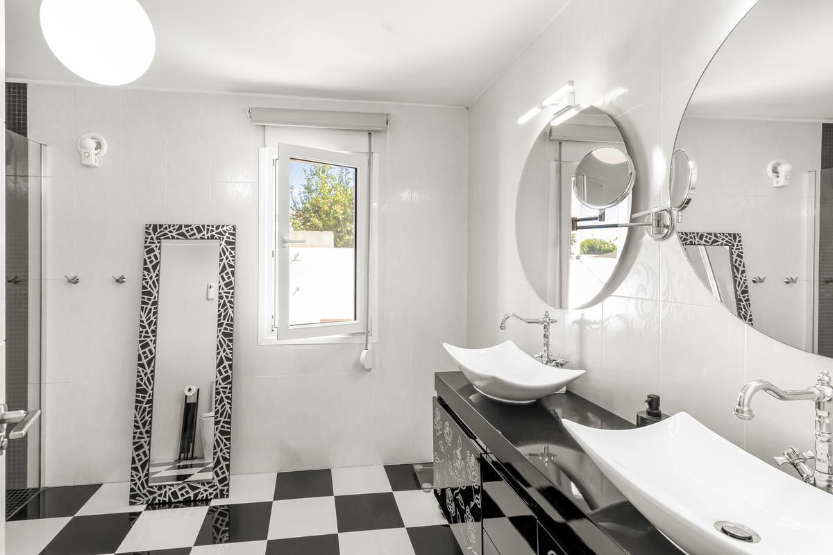 For sale - 5 Bedroom 2 Bathroom House - Detached Villa in Orihuela - La Florida  - Alicante