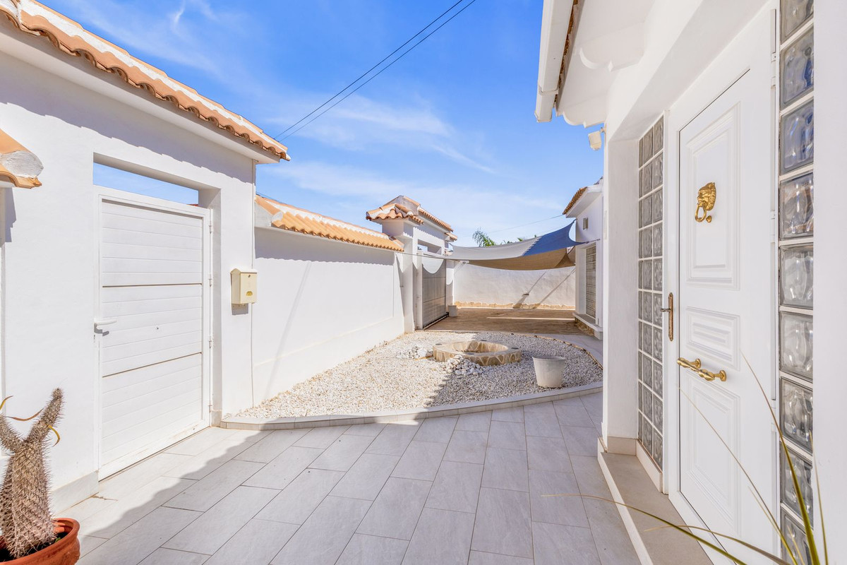 For sale - 5 Bedroom 2 Bathroom House - Detached Villa in Orihuela - La Florida  - Alicante