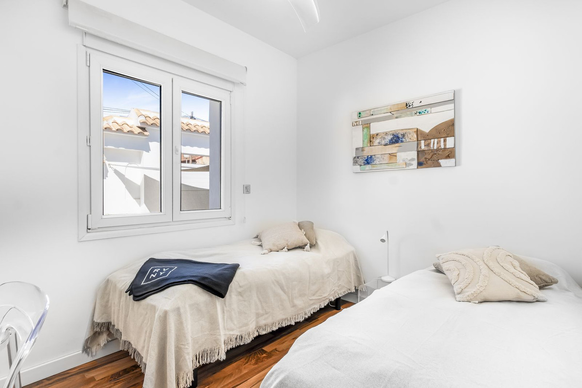 For sale - 5 Bedroom 2 Bathroom House - Detached Villa in Orihuela - Orihuela Costa  - Alicante