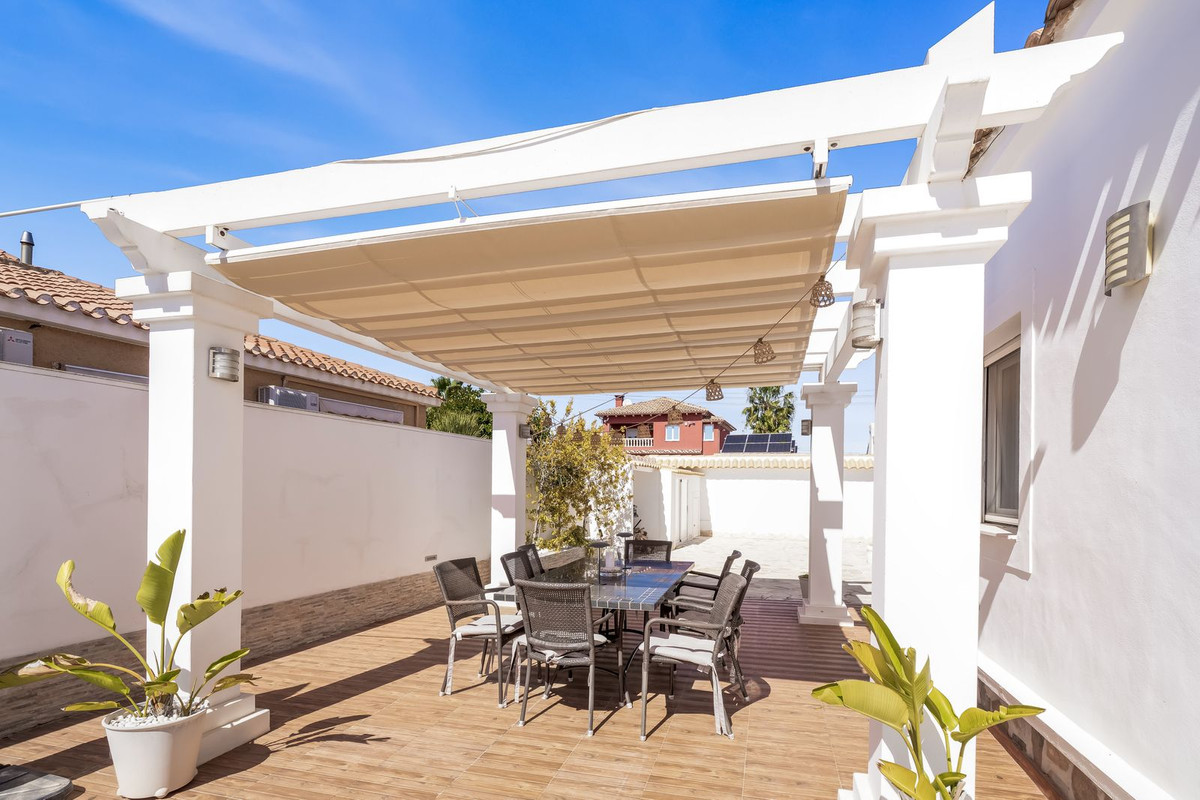 For sale - 5 Bedroom 2 Bathroom House - Detached Villa in Orihuela - La Florida  - Alicante