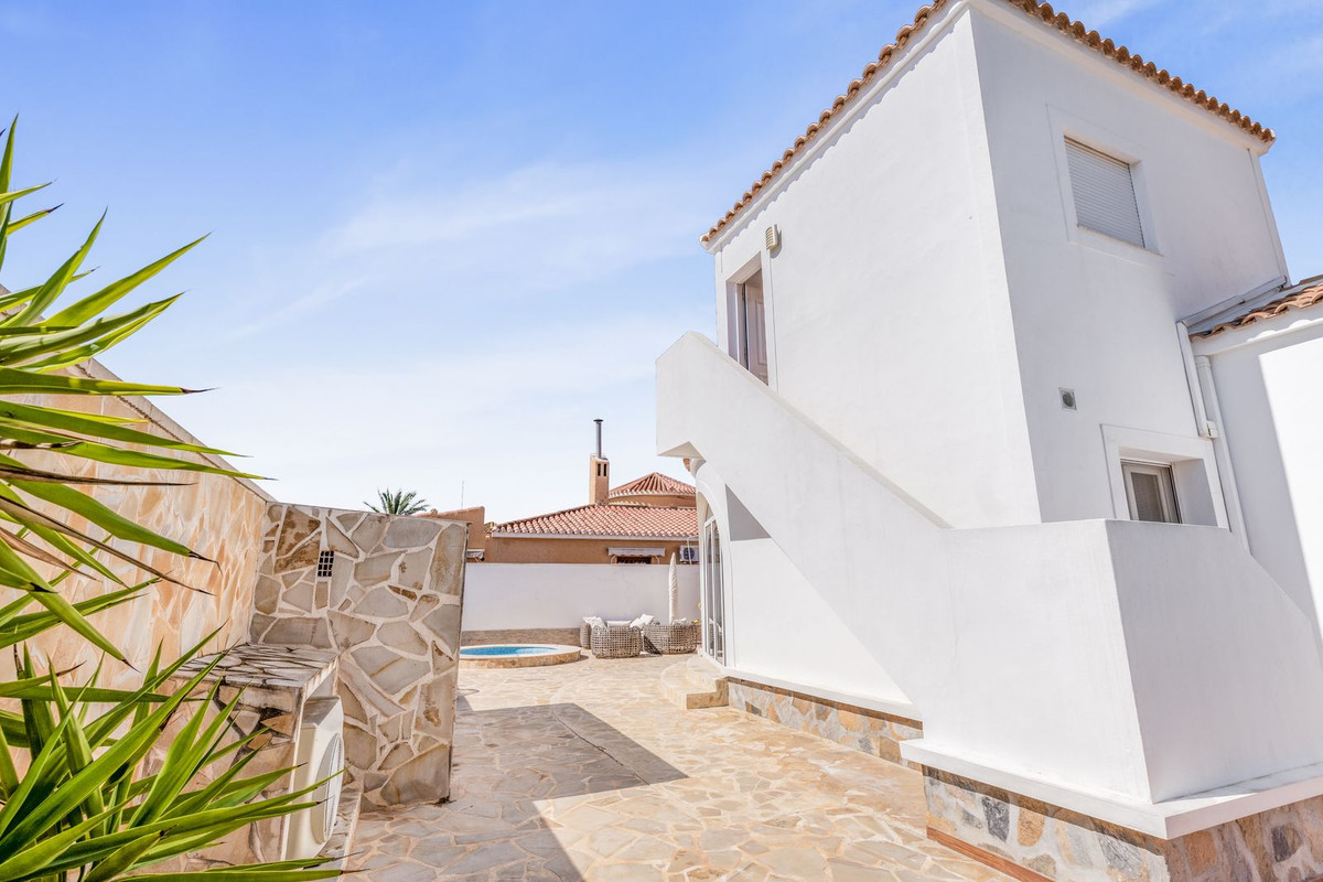 For sale - 5 Bedroom 2 Bathroom House - Detached Villa in Orihuela - La Florida  - Alicante