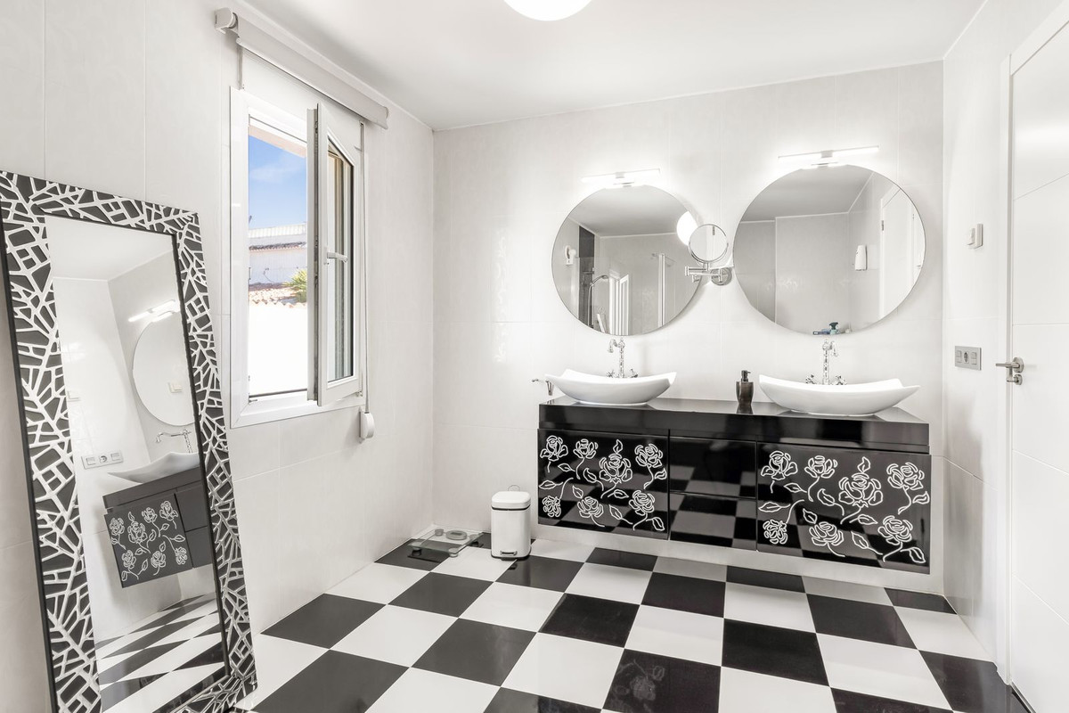 For sale - 5 Bedroom 2 Bathroom House - Detached Villa in Orihuela - La Florida  - Alicante