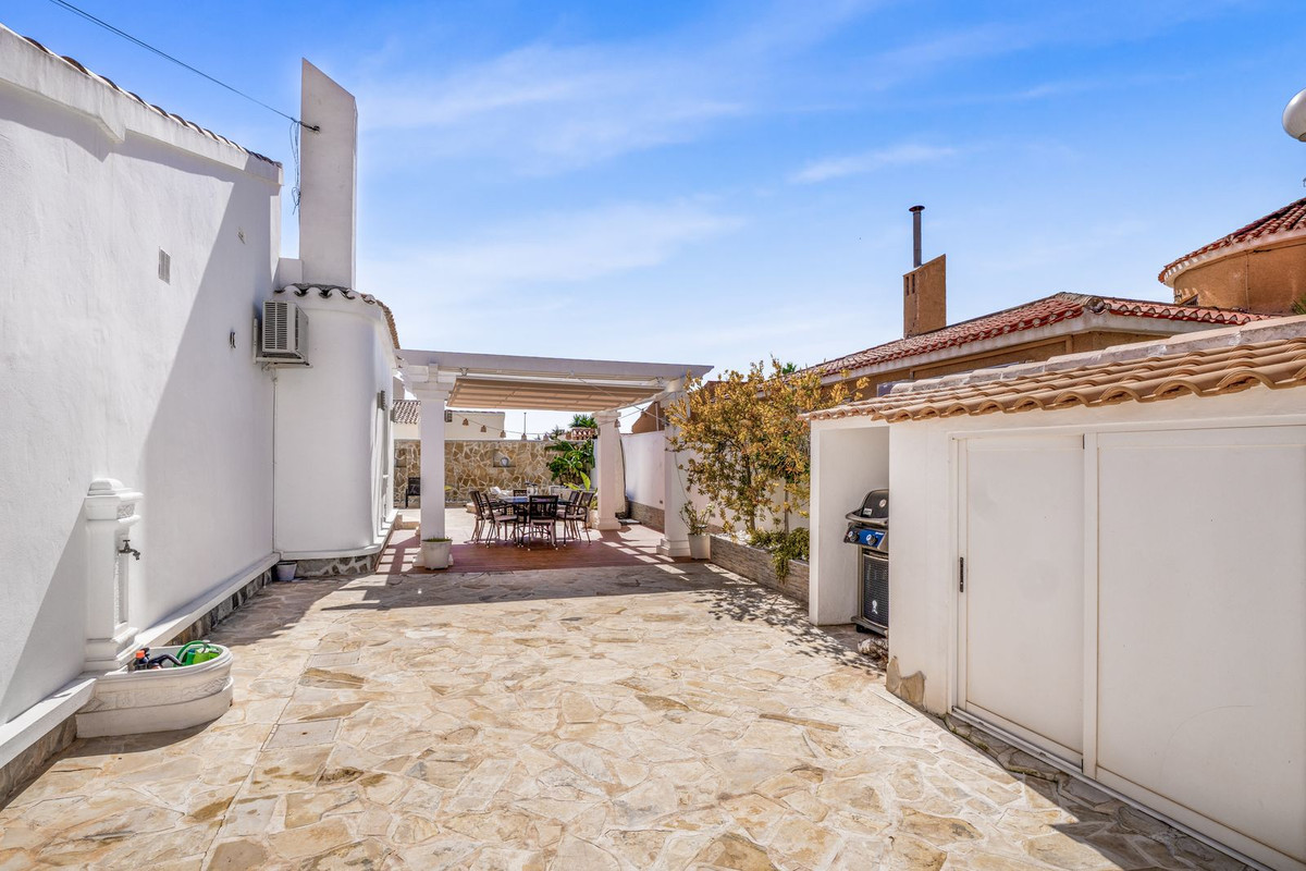 For sale - 5 Bedroom 2 Bathroom House - Detached Villa in Orihuela - La Florida  - Alicante