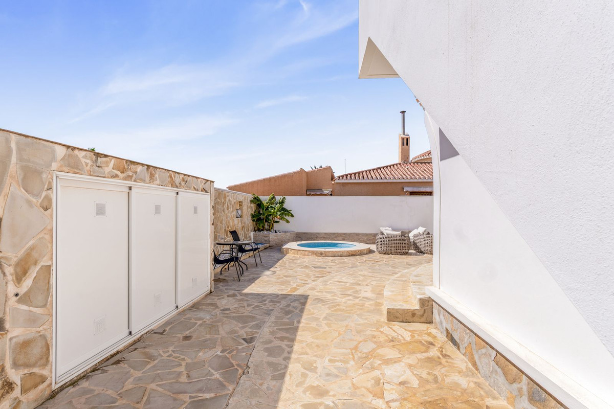 For sale - 5 Bedroom 2 Bathroom House - Detached Villa in Orihuela - La Florida  - Alicante