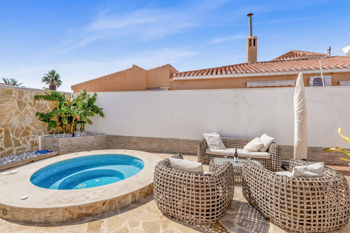 For sale - 5 Bedroom 2 Bathroom House - Detached Villa in Orihuela - La Florida  - Alicante