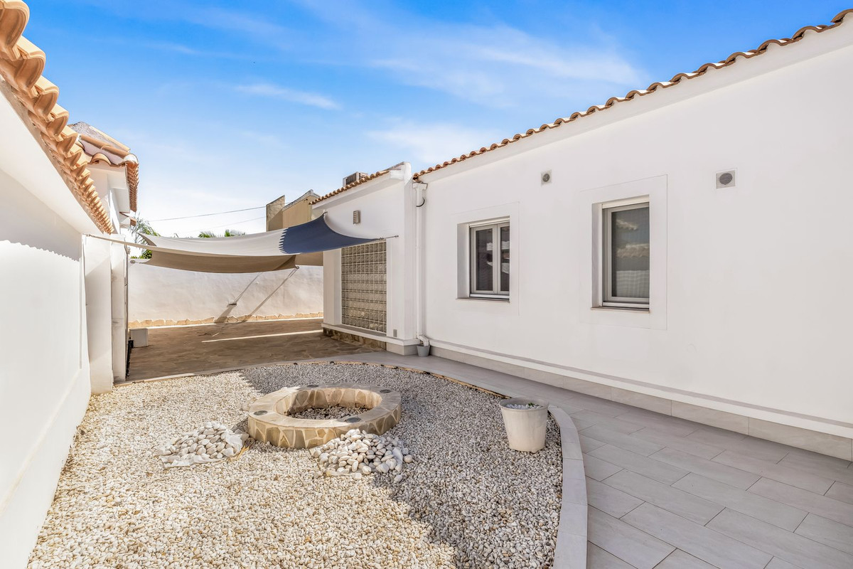 For sale - 5 Bedroom 2 Bathroom House - Detached Villa in Orihuela - La Florida  - Alicante