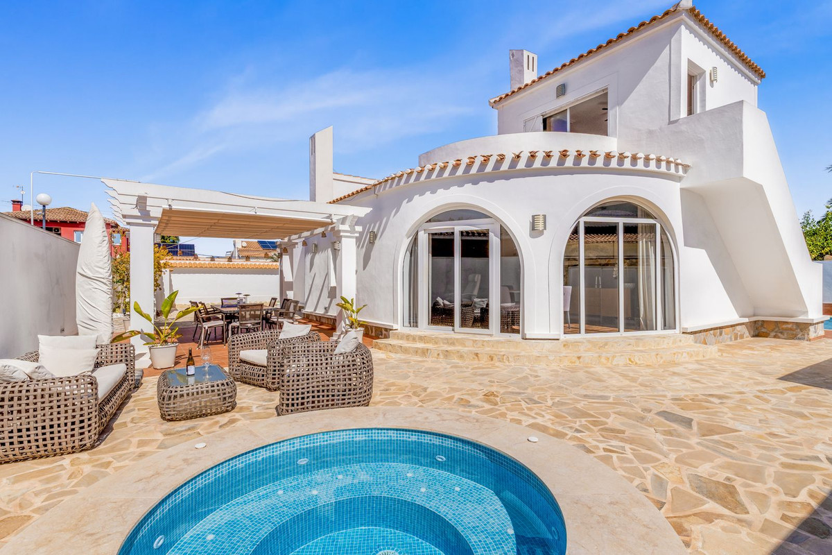 For sale - 5 Bedroom 2 Bathroom House - Detached Villa in Orihuela - La Florida  - Alicante