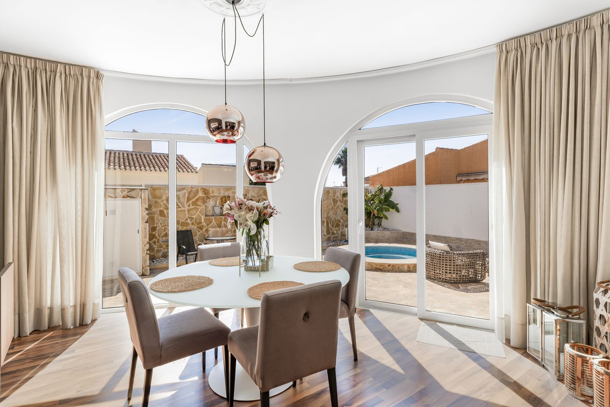 For sale - 5 Bedroom 2 Bathroom House - Detached Villa in Orihuela - La Florida  - Alicante