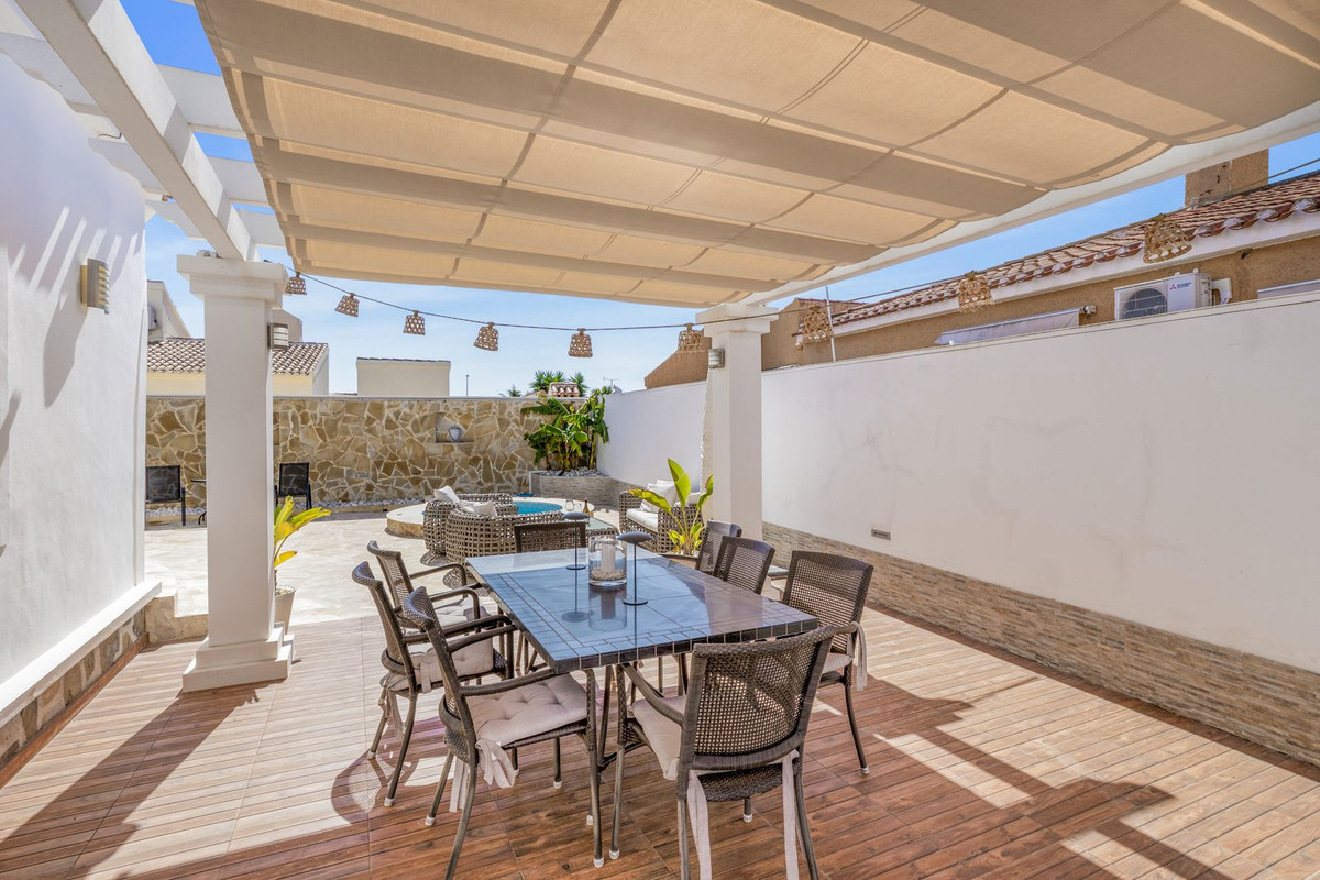 For sale - 5 Bedroom 2 Bathroom House - Detached Villa in Orihuela - La Florida  - Alicante