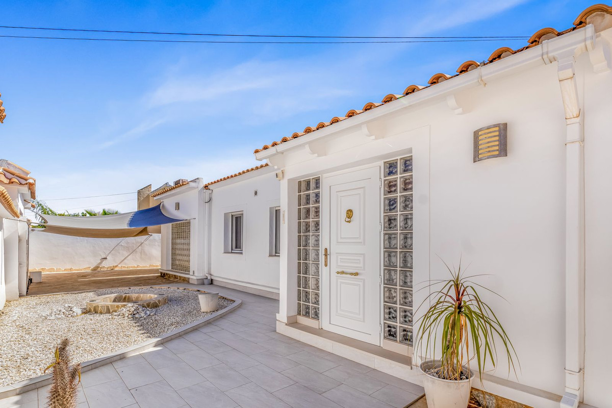 For sale - 5 Bedroom 2 Bathroom House - Detached Villa in Orihuela - La Florida  - Alicante