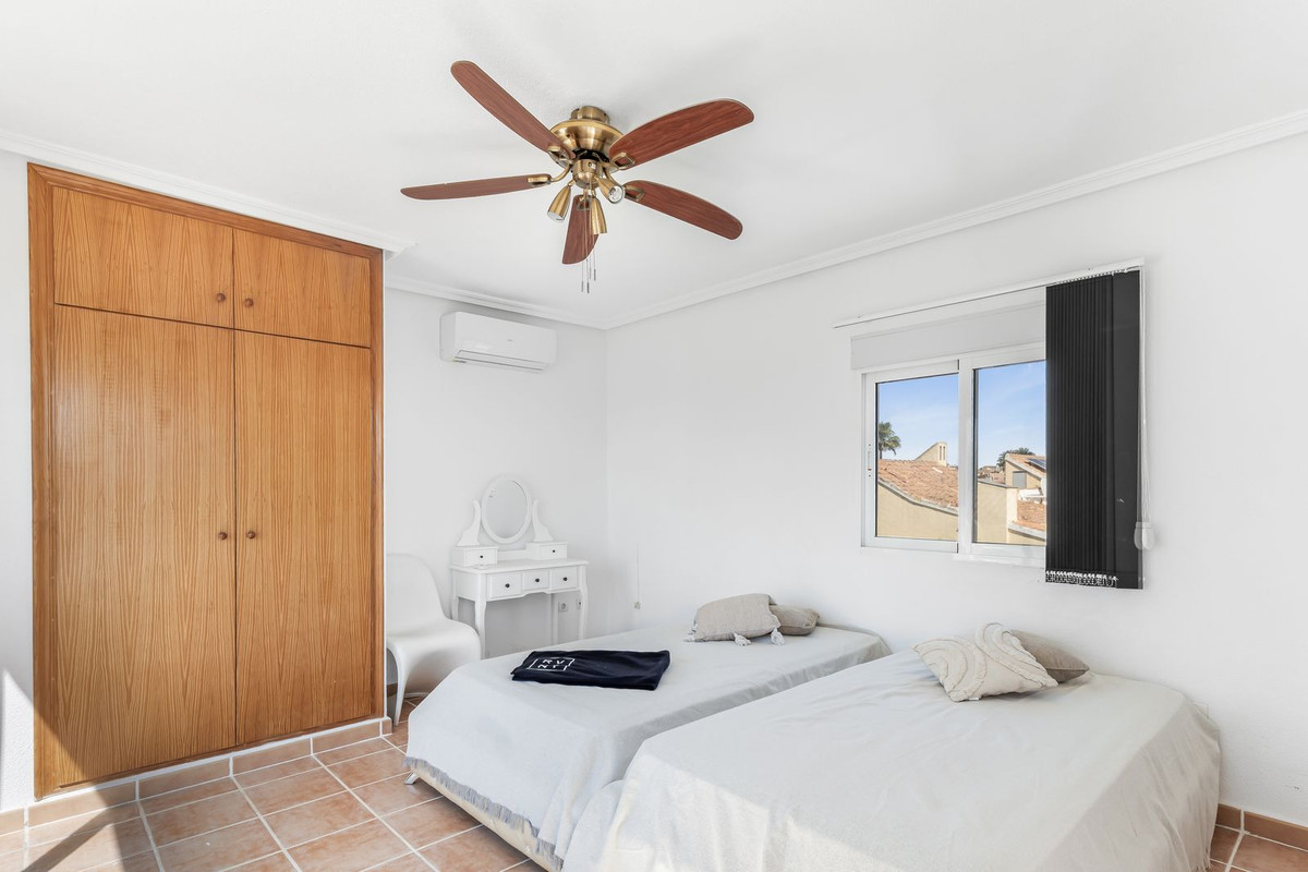 For sale - 5 Bedroom 2 Bathroom House - Detached Villa in Orihuela - La Florida  - Alicante