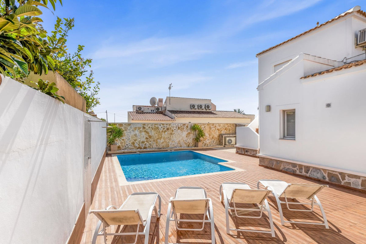 For sale - 5 Bedroom 2 Bathroom House - Detached Villa in Orihuela - La Florida  - Alicante
