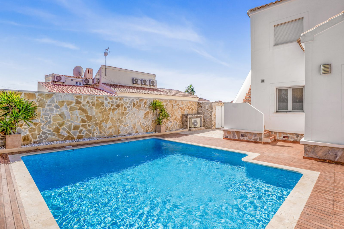 For sale - 5 Bedroom 2 Bathroom House - Detached Villa in Orihuela - La Florida  - Alicante