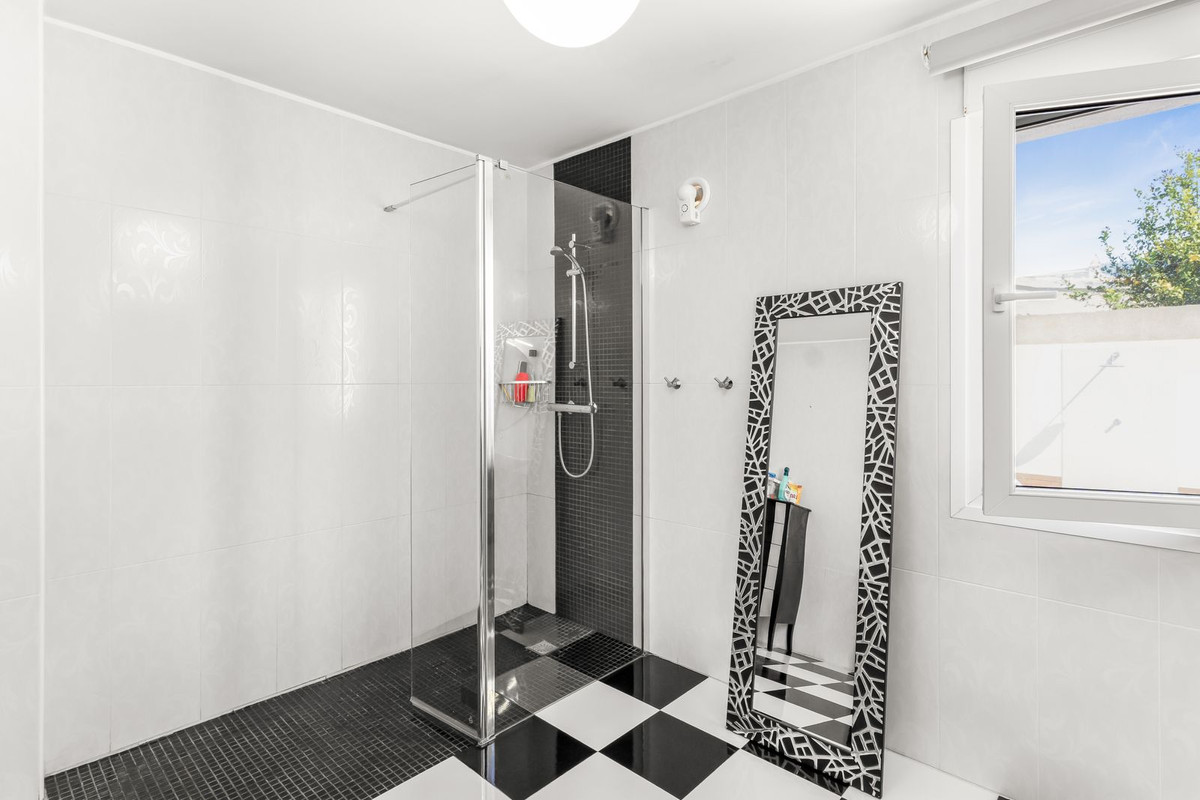 For sale - 5 Bedroom 2 Bathroom House - Detached Villa in Orihuela - Orihuela Costa  - Alicante