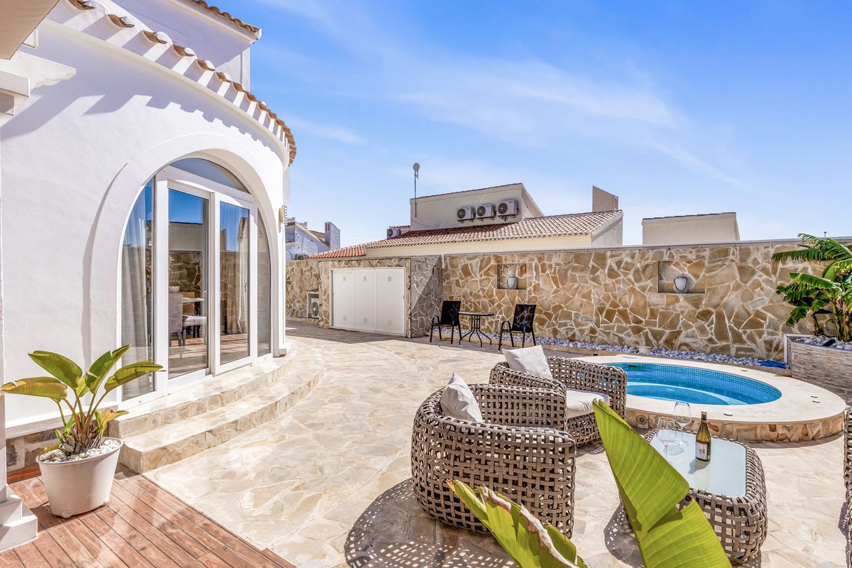 For sale - 5 Bedroom 2 Bathroom House - Detached Villa in Orihuela - La Florida  - Alicante