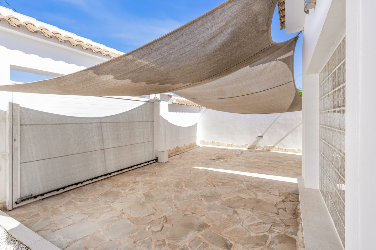 For sale - 5 Bedroom 2 Bathroom House - Detached Villa in Orihuela - La Florida  - Alicante