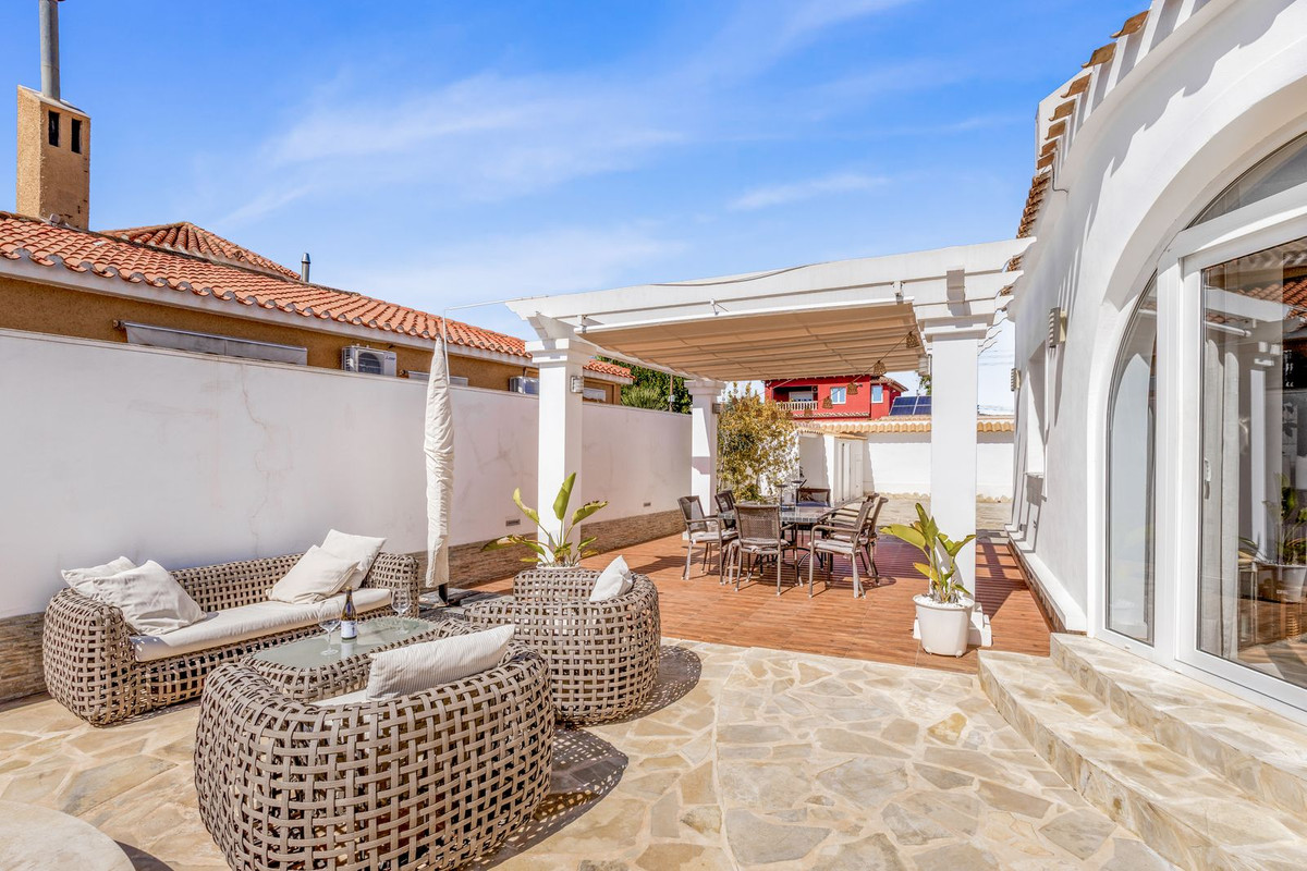 For sale - 5 Bedroom 2 Bathroom House - Detached Villa in Orihuela - La Florida  - Alicante