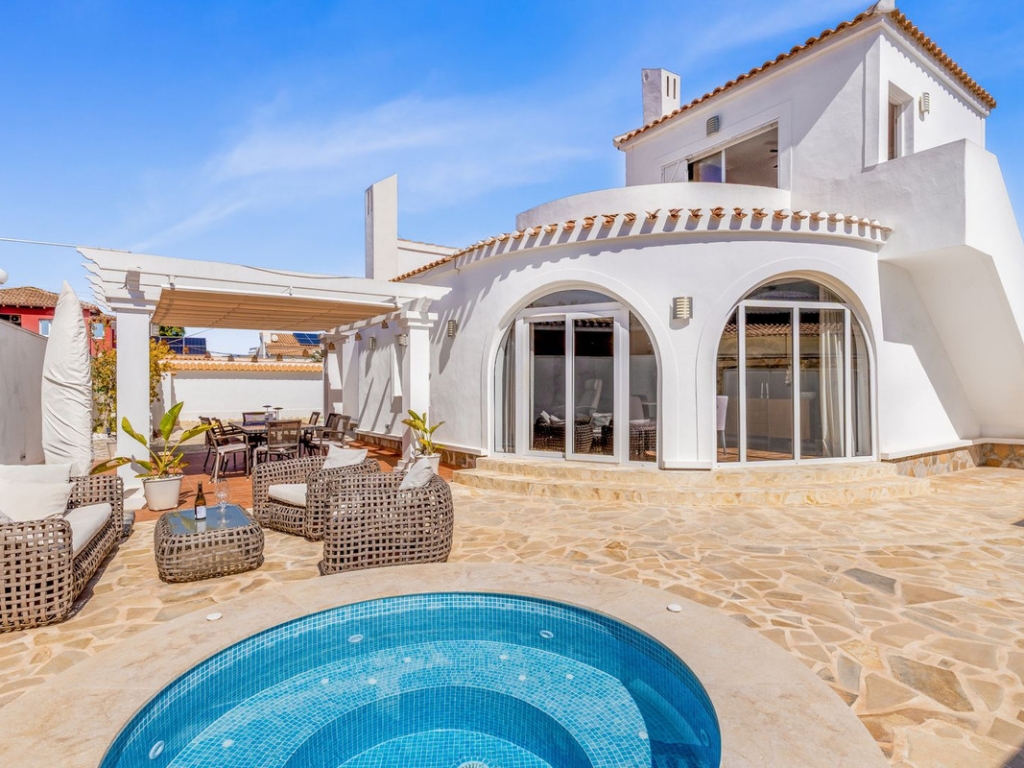 5 Bedroom 2 Bathroom House - Detached Villa in Orihuela