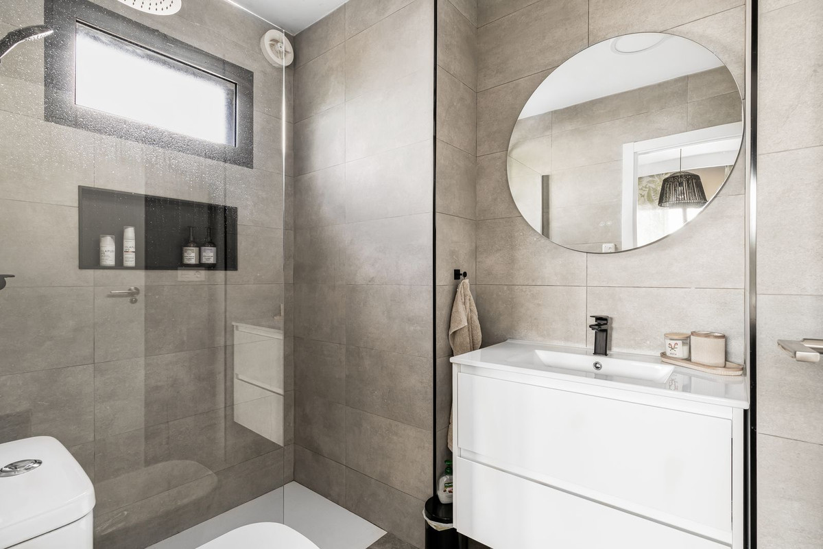 For sale - 3 Bedroom 2 Bathroom House - Detached Villa in Orihuela - La Zenia  - Alicante