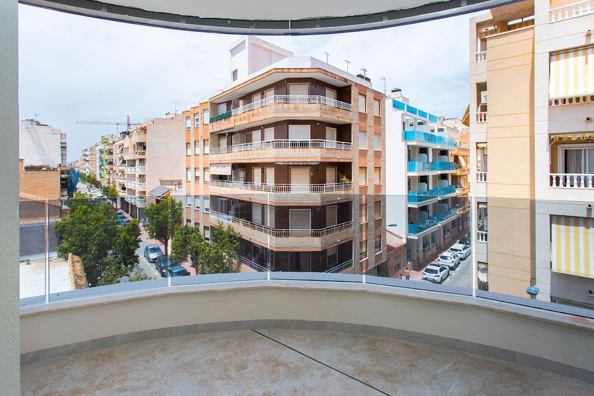 For sale - 2 Bedroom 2 Bathroom Apartment - Middle Floor Apartment in Torrevieja - Torrevieja Centro  - Alicante