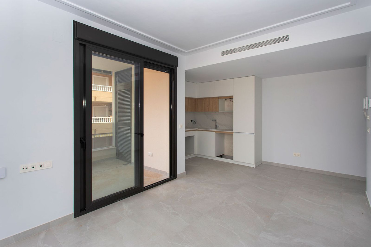 For sale - 2 Bedroom 2 Bathroom Apartment - Middle Floor Apartment in Torrevieja - Torrevieja Centro  - Alicante