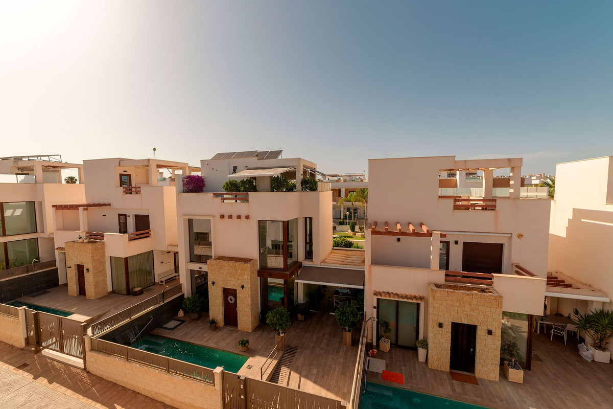 For sale - 3 Bedroom 2 Bathroom House - Detached Villa in Rojales - Ciudad Quesada  - Alicante