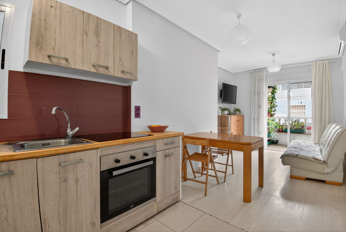 For sale - 2 Bedroom 1 Bathroom Apartment - Top Floor Apartment in Torrevieja - Torrevieja Centro  - Alicante