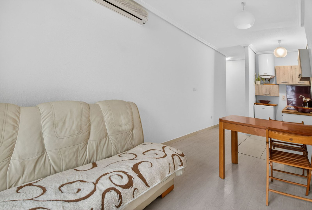 For sale - 2 Bedroom 1 Bathroom Apartment - Top Floor Apartment in Torrevieja - Torrevieja Centro  - Alicante