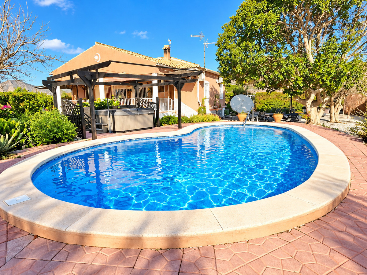 For sale - 3 Bedroom 2 Bathroom House - Finca - Cortijo in Orihuela - Orihuela Centro  - Alicante
