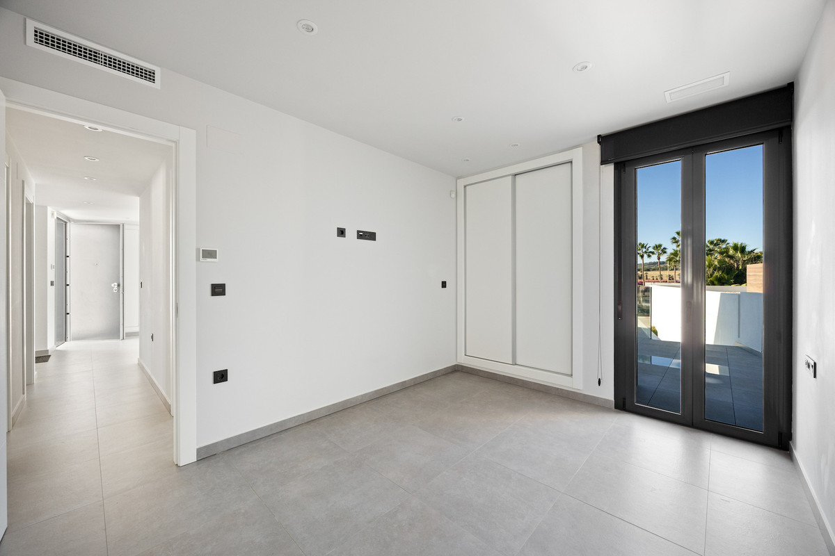 For sale - 4 Bedroom 3 Bathroom House - Detached Villa in Algorfa - La Finca Golf  - Alicante