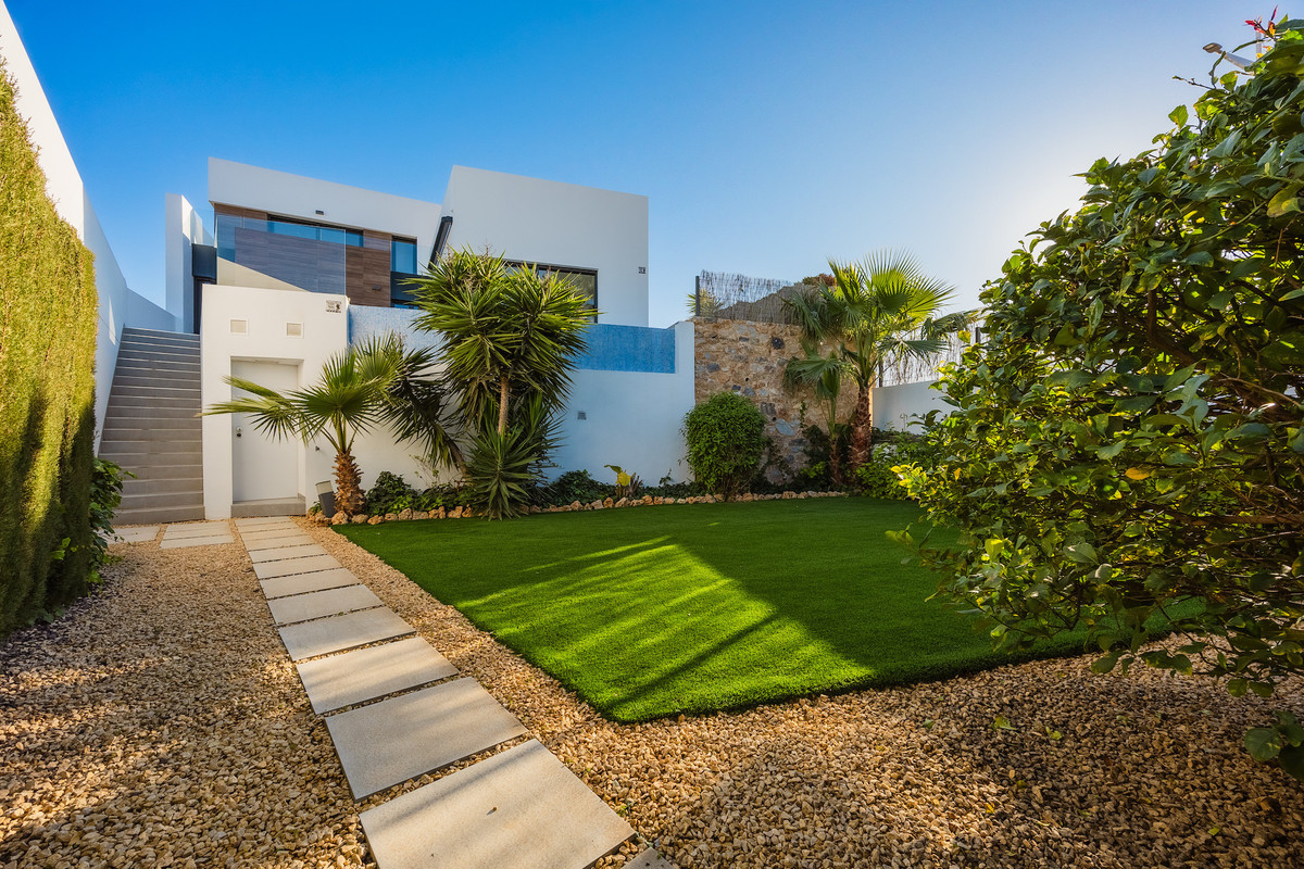 For sale - 4 Bedroom 3 Bathroom House - Detached Villa in Algorfa - La Finca Golf  - Alicante