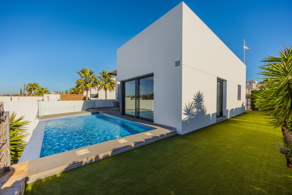 For sale - 4 Bedroom 3 Bathroom House - Detached Villa in Algorfa - La Finca Golf  - Alicante