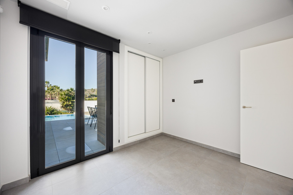 For sale - 4 Bedroom 3 Bathroom House - Detached Villa in Algorfa - La Finca Golf  - Alicante