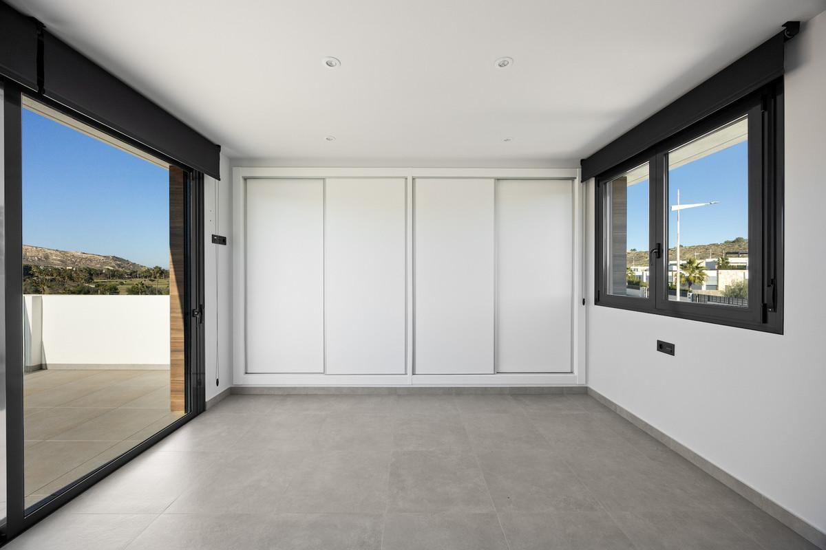 For sale - 4 Bedroom 3 Bathroom House - Detached Villa in Algorfa - La Finca Golf  - Alicante