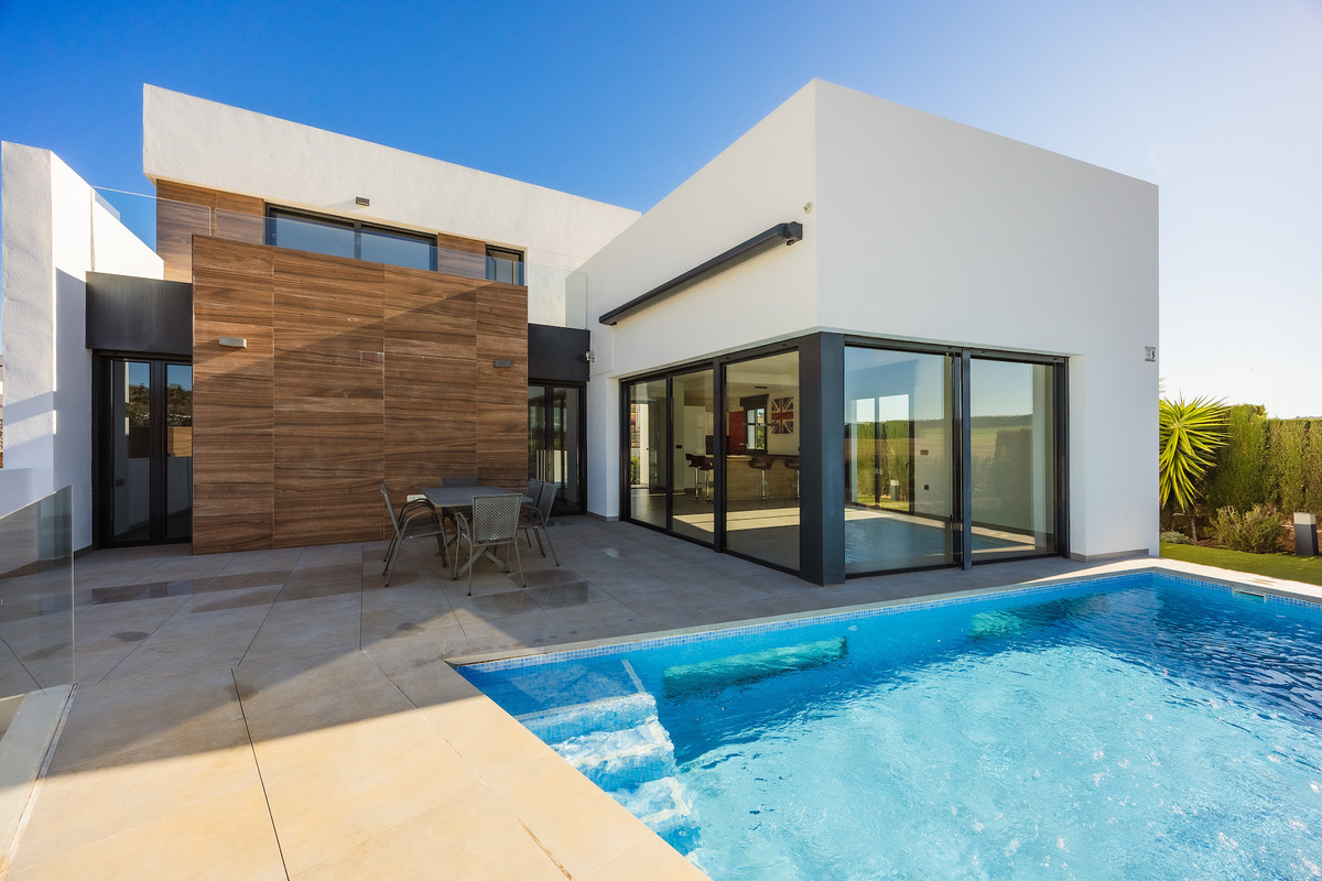 For sale - 4 Bedroom 3 Bathroom House - Detached Villa in Algorfa - La Finca Golf  - Alicante