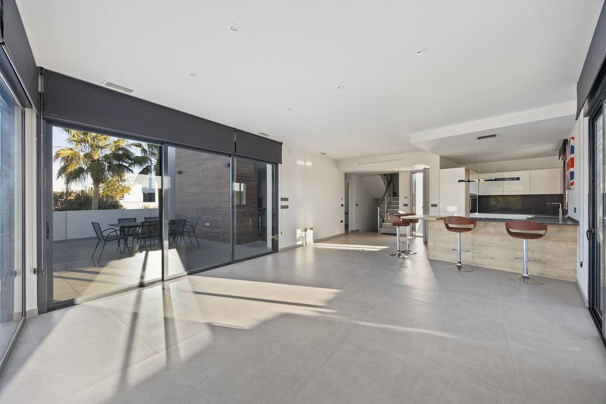 For sale - 4 Bedroom 3 Bathroom House - Detached Villa in Algorfa - La Finca Golf  - Alicante