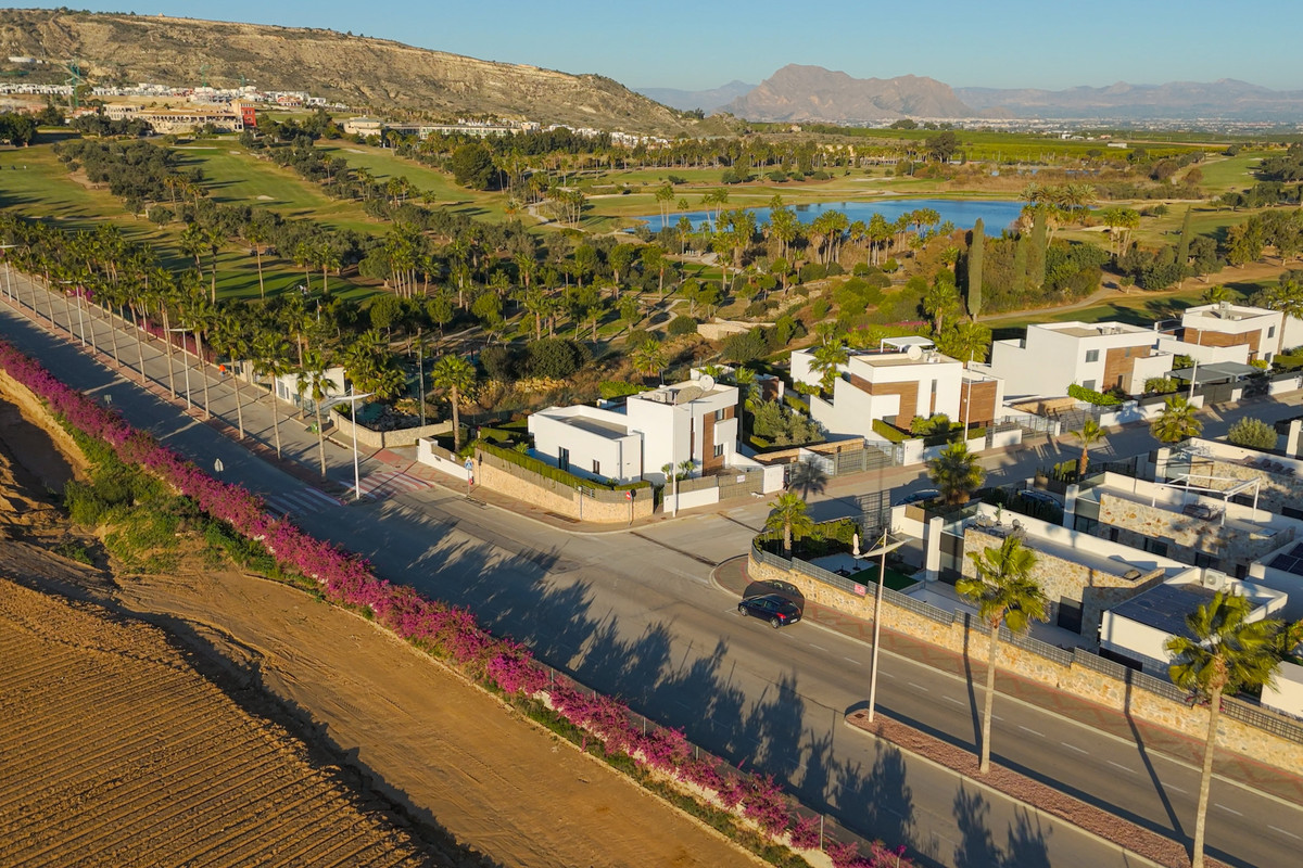 For sale - 4 Bedroom 3 Bathroom House - Detached Villa in Algorfa - La Finca Golf  - Alicante