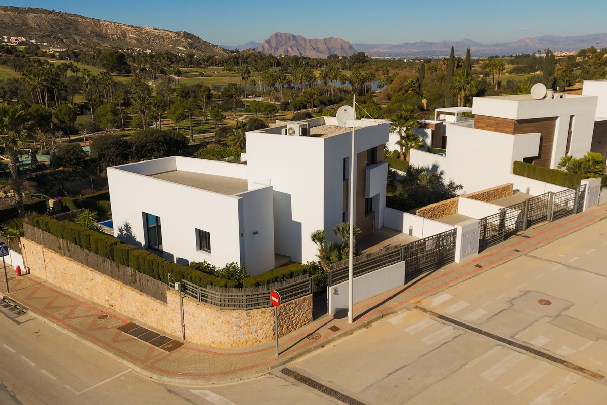 For sale - 4 Bedroom 3 Bathroom House - Detached Villa in Algorfa - La Finca Golf  - Alicante