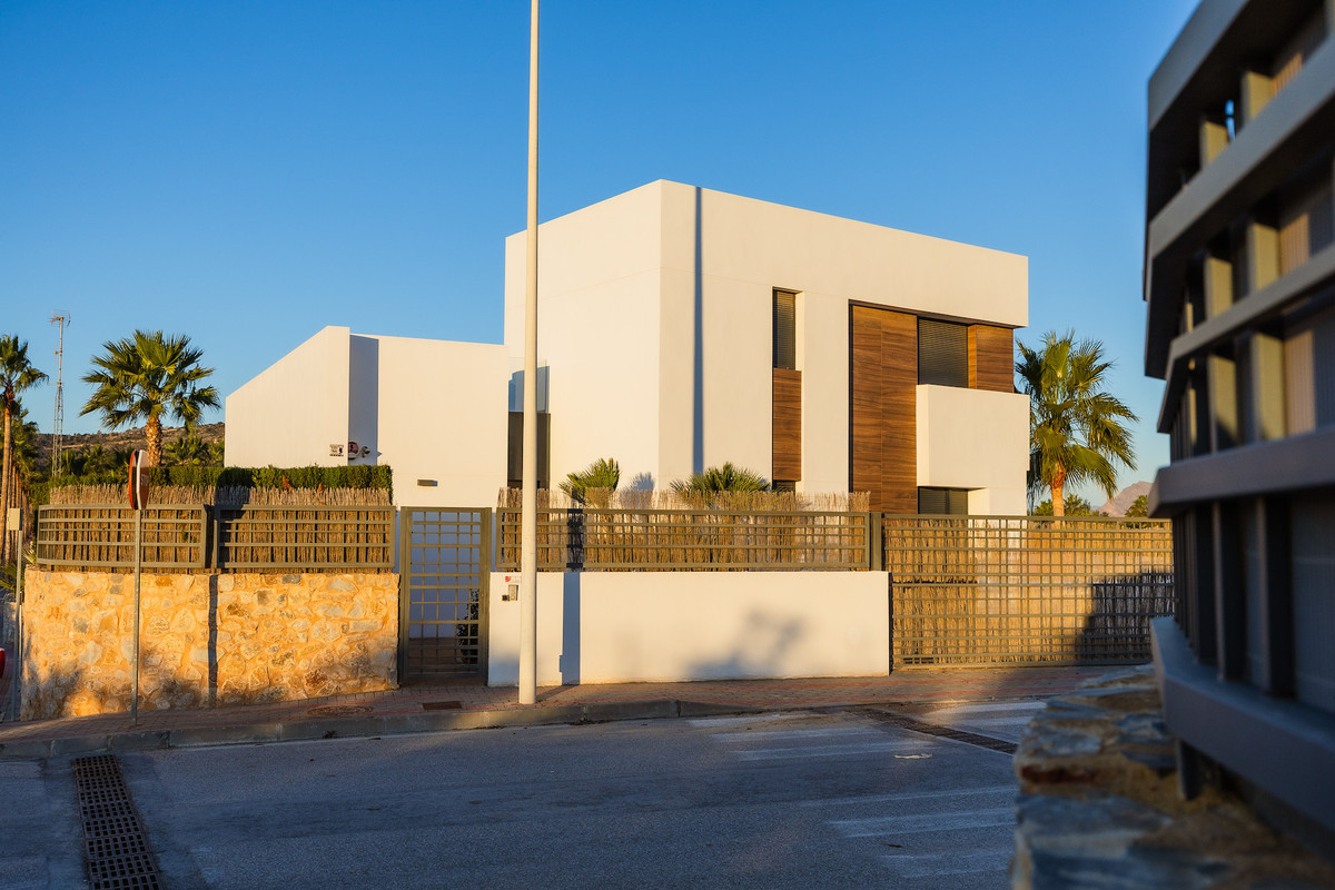 For sale - 4 Bedroom 3 Bathroom House - Detached Villa in Algorfa - La Finca Golf  - Alicante