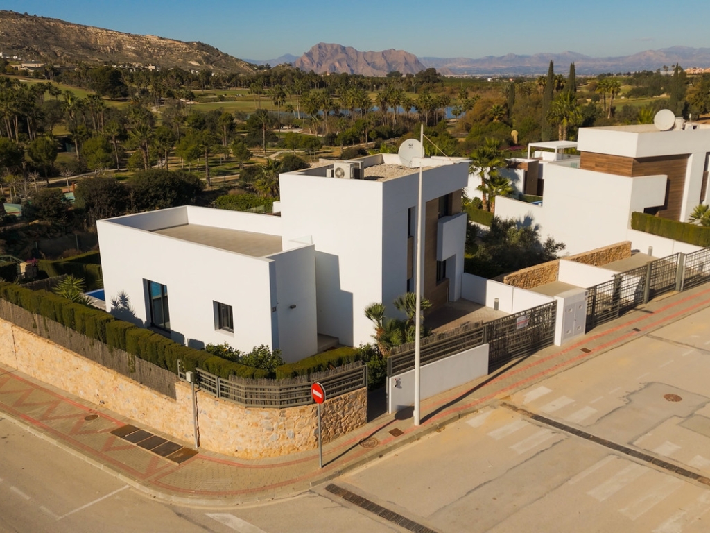 4 Bedroom 3 Bathroom House - Detached Villa in Algorfa