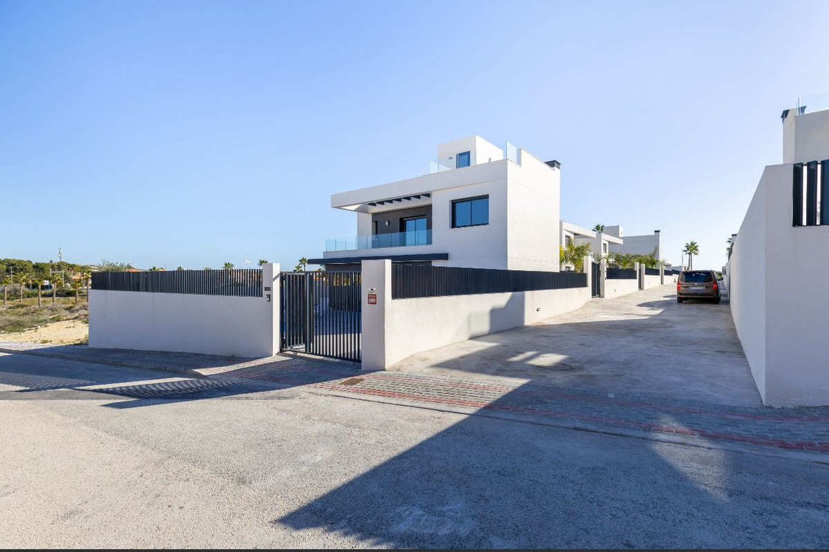 For sale - 3 Bedroom 2 Bathroom House - Detached Villa in Algorfa - La Finca Golf  - Alicante