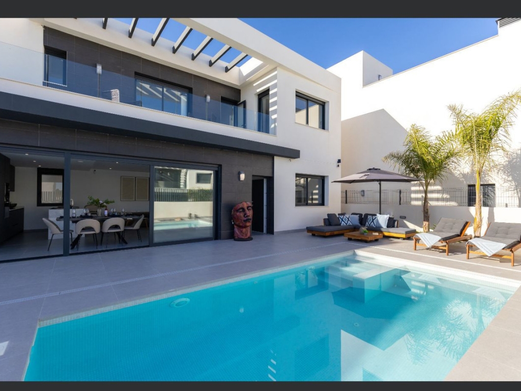 3 Bedroom 2 Bathroom House - Detached Villa in Algorfa