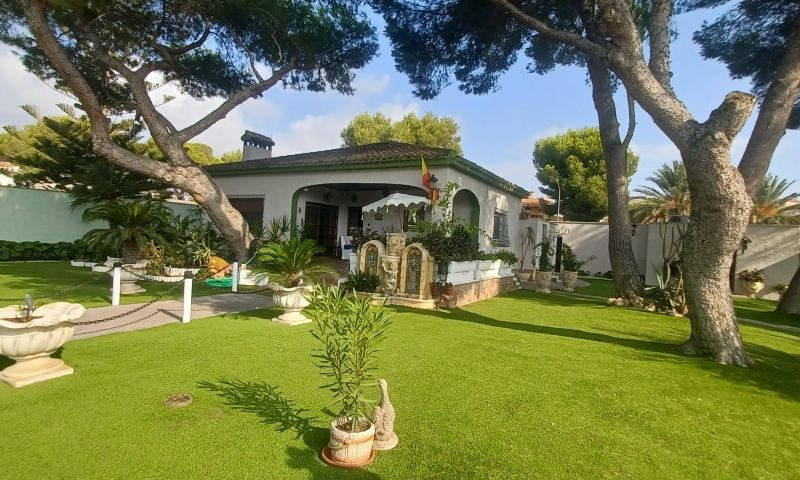 For sale - 3 Bedroom 3 Bathroom House - Detached Villa in Orihuela - Orihuela Costa  - Alicante
