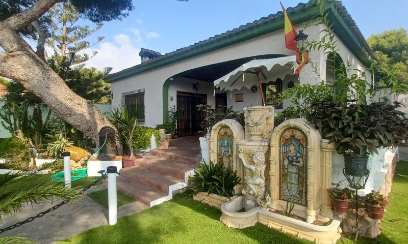 For sale - 3 Bedroom 3 Bathroom House - Detached Villa in Orihuela - Orihuela Costa  - Alicante