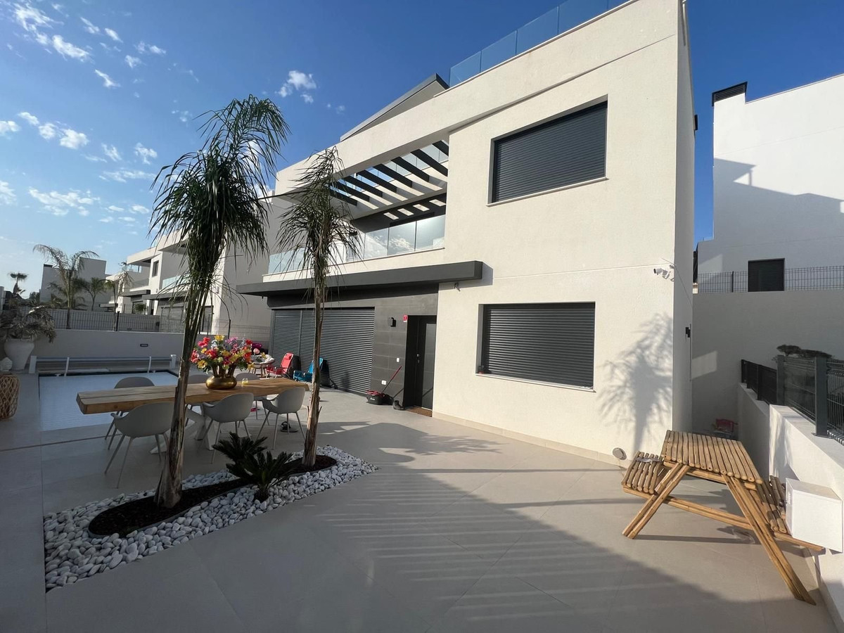 For sale - 5 Bedroom 4 Bathroom House - Detached Villa in Algorfa - La Finca Golf  - Alicante