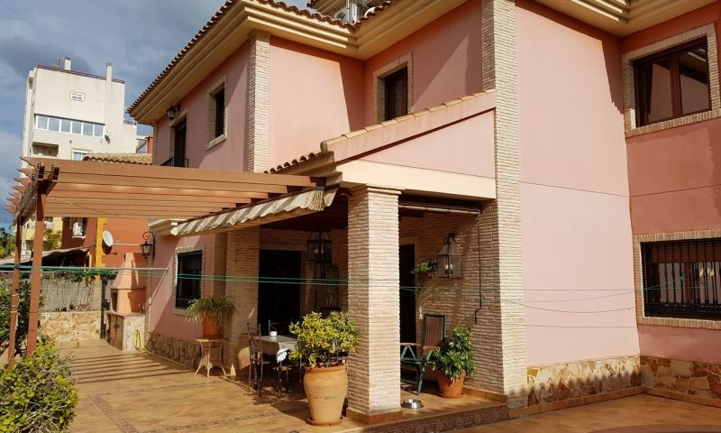 For sale - 4 Bedroom 3 Bathroom House - Detached Villa in Torrevieja - Torrevieja Centro  - Alicante