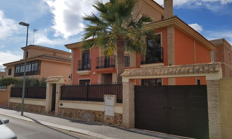 For sale - 4 Bedroom 3 Bathroom House - Detached Villa in Torrevieja - Torrevieja Centro  - Alicante