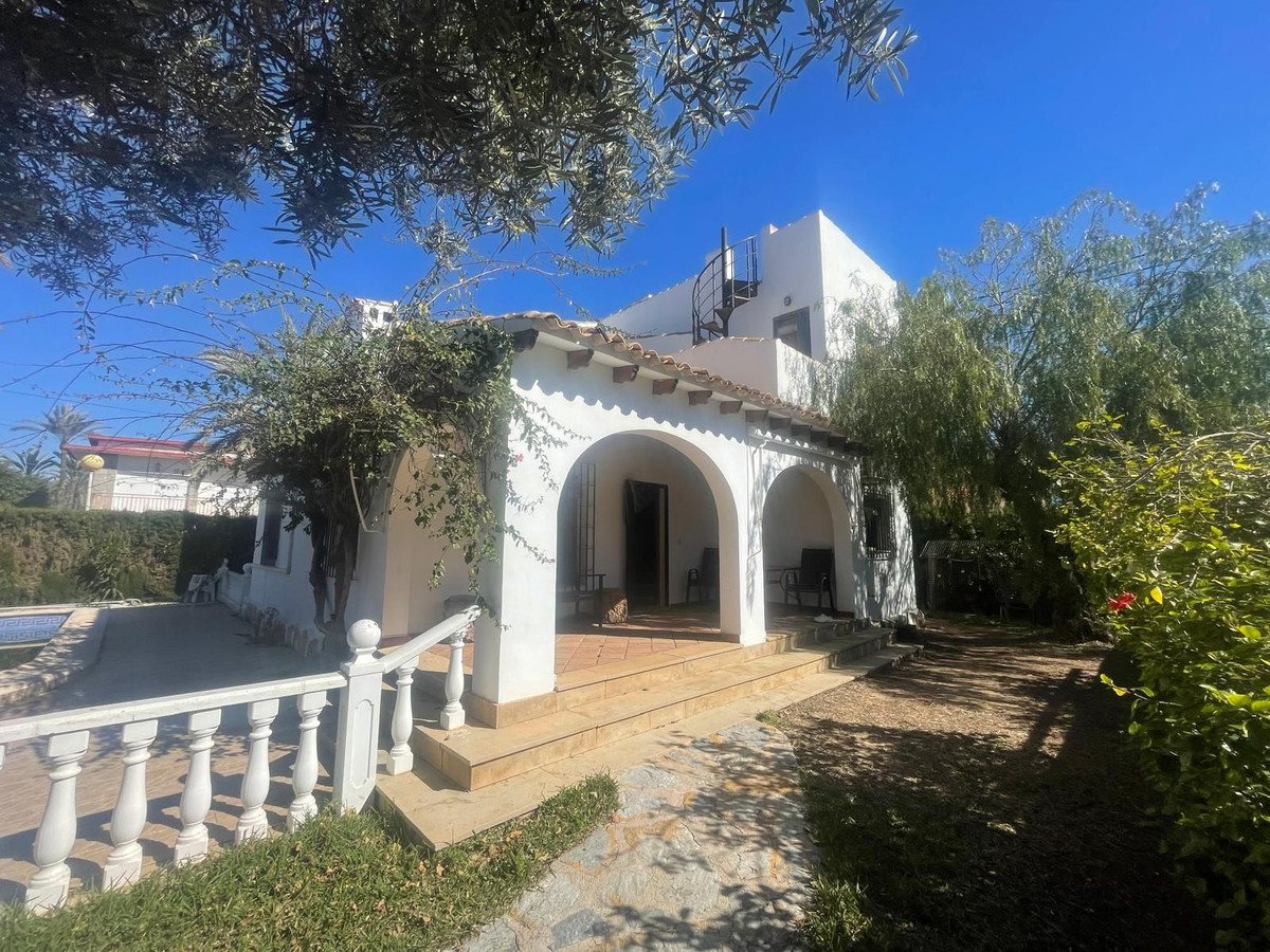 For sale - 4 Bedroom 3 Bathroom House - Detached Villa in Orihuela - Cabo Roig  - Alicante