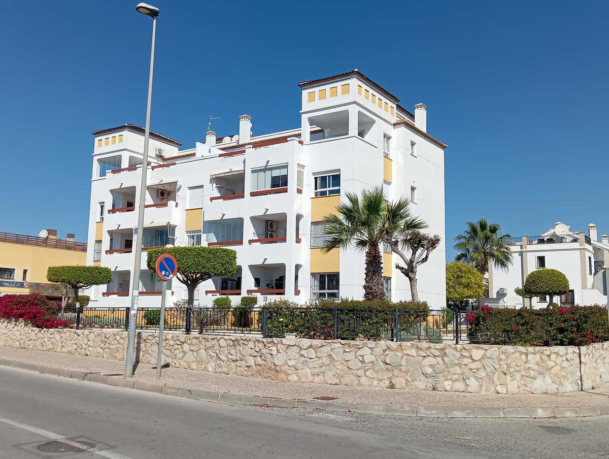 For sale - 2 Bedroom 2 Bathroom Apartment - Middle Floor Apartment in Orihuela - Villamartin  - Alicante